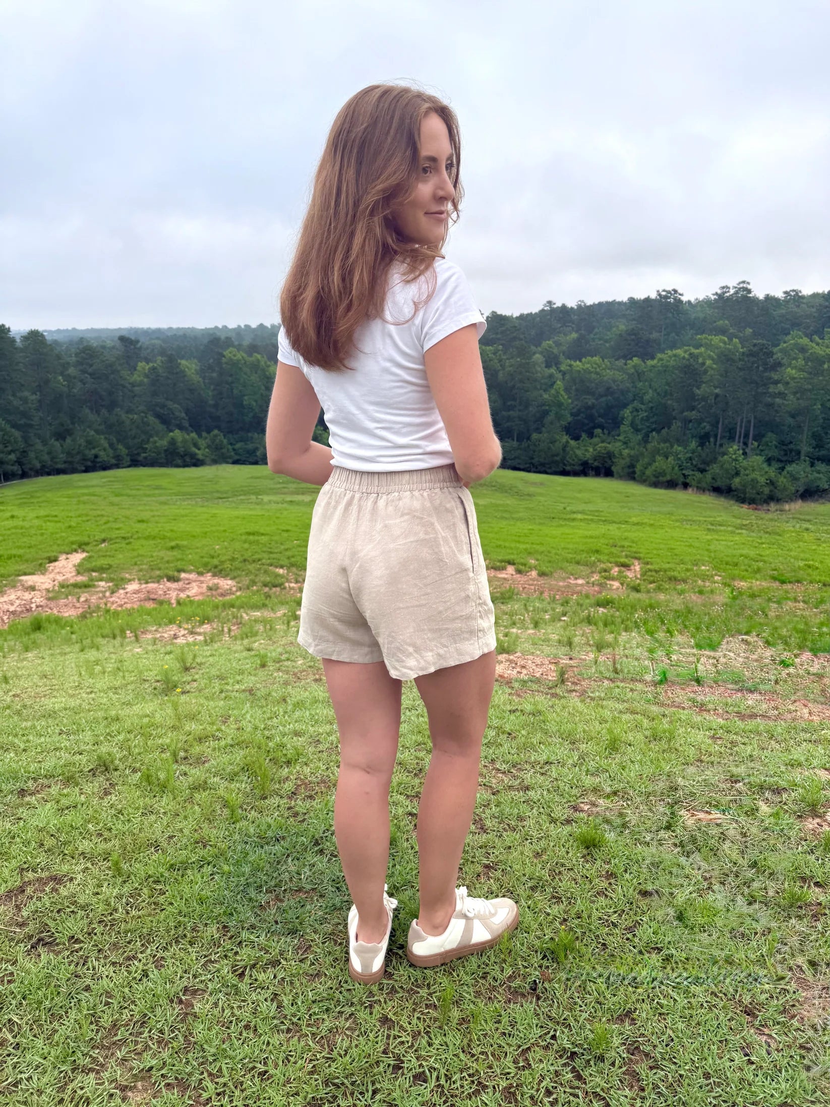 Lincoln Paris desert linen shorts in light beige, shown on a model, featuring a relaxed fit and casual summer style.